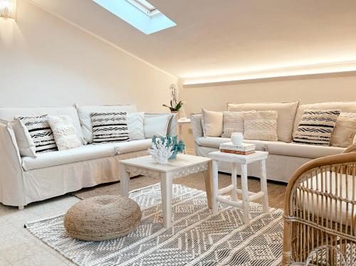 sala de estar con sofá y mesa en Tabbihome Apartments - Costa dei Trabocchi, en Paglieta