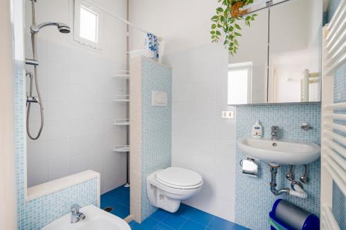 a small bathroom with a toilet and a sink at Casa Fernanda in Monopoli