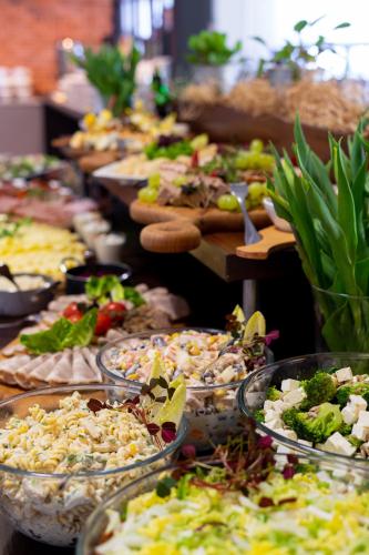 ミエンジボジェにあるFala by Marena Wellness & Spaのさまざまな種類のピザが並ぶビュッフェ