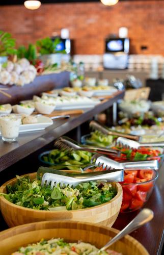 ミエンジボジェにあるFala by Marena Wellness & Spaのたくさんの料理が並んだビュッフェ