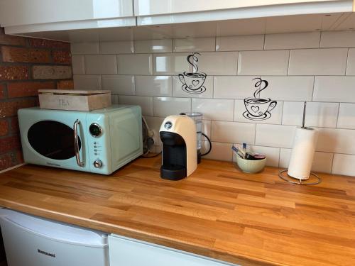 a microwave sitting on a counter in a kitchen at Apartament Arverso in Bolesławiec