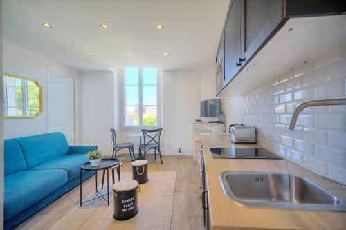 - une cuisine et un salon avec un canapé bleu dans l'établissement IMMOGROOM-Suquet-AC-WIFI-close to the beaches, à Cannes