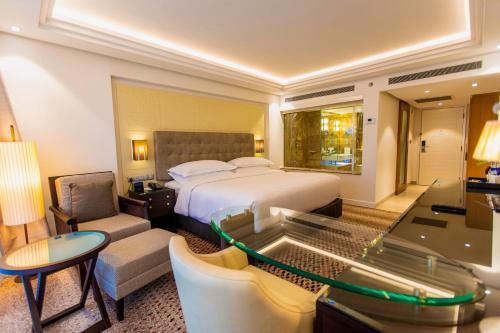 Abuja Continental Hotel في أبوجا: غرفة الفندق بسرير كبير ومكتب