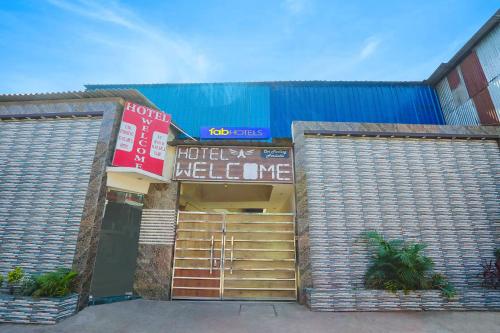 een welkomstbord aan de voorzijde van een gebouw bij FabHotel Welcome in Kānpur