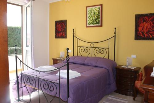 a bedroom with a bed with a purple bedspread at Villa Wight in Olmedo