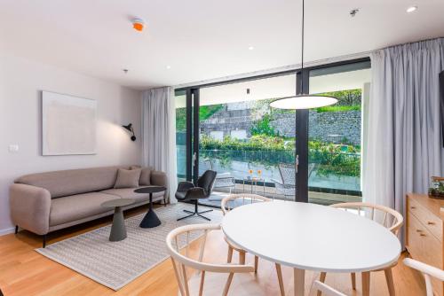 uma sala de estar com um sofá e uma mesa em City Residences em Dubrovnik