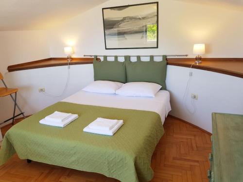 ein Schlafzimmer mit einem Bett mit zwei Handtüchern darauf in der Unterkunft Apartman Mare in Pješčana Uvala