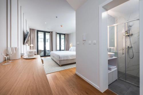 ein weißes Schlafzimmer mit einem Bett und einem Badezimmer in der Unterkunft City Residences in Dubrovnik