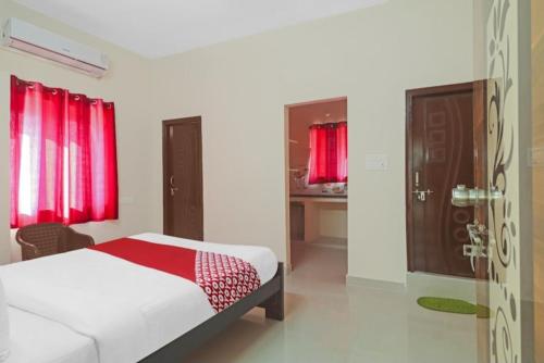 1 dormitorio con 1 cama y cortinas rojas en Walk Inn hotel gachibowli, en Hyderabad