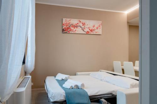 duas camas num quarto com um quadro na parede em Regina Apartment em Turim