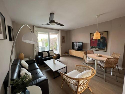 sala de estar con sofá y mesa en Costa Ballena - Duplex Playa Lar Beach House, en Costa Ballena