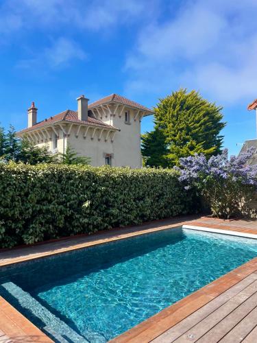 une piscine devant une maison dans l'établissement La Cotentine Maison d'Hôtes, à Saint-Pair-sur-Mer