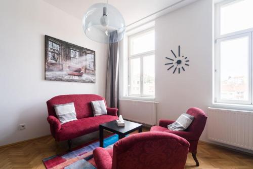 Stylový byt s červenou pohovkou kousek od hlavního nádraží