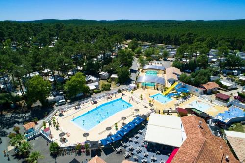 une vue aérienne d'une piscine dans un complexe hôtelier dans l'établissement Tiny house famille nature cap ferret, à Claouey