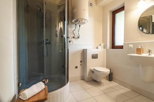 y baño con ducha, aseo y lavamanos. en Apartament Giewont-Tatra Home en Kościelisko