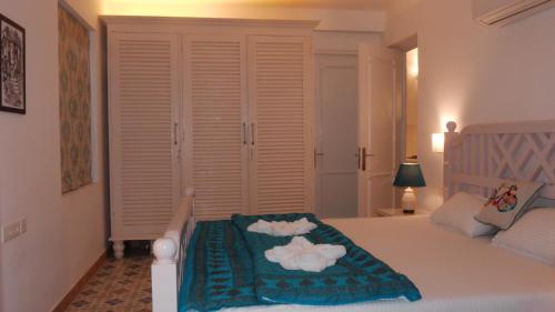 a bedroom with a bed with flowers on it at Santa Tera Homely 1&2bhk Apartments With Common Pool & Kitchen & Security & Wifi, Near to Candolim in Verem
