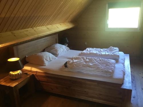 Ένα ή περισσότερα κρεβάτια σε δωμάτιο στο Huisje voor 2 personen