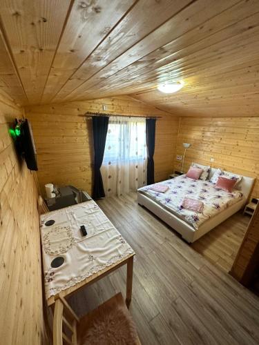 Cama ou camas em um quarto em La căbănute