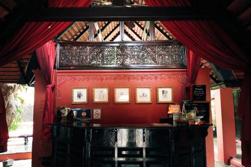 Salone o bar di Tri Yaan Na Ros Colonial House