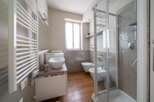 a bathroom with a shower and a toilet and a sink at Appartamento Amaryllis, incantevole con piscina in Salò