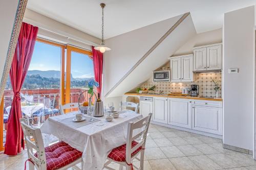 eine Küche und ein Esszimmer mit einem Tisch und Stühlen in der Unterkunft Apartments ApArt Bled in Bled
