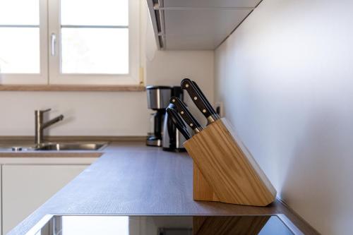 a knife block sitting on top of a kitchen counter at Lieblingsplatz in Born