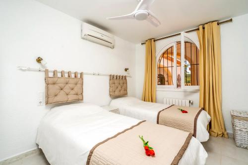 Ένα ή περισσότερα κρεβάτια σε δωμάτιο στο Villa EntreMarYTierra - piscina privada - climatizada