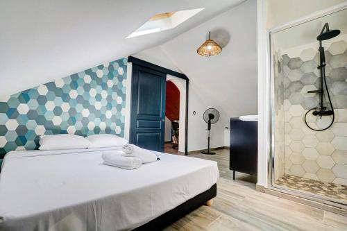 1 dormitorio con 1 cama con cabecero azul y blanco en Manzel D Ziles - Piscine chauffée, en Saint-Pierre