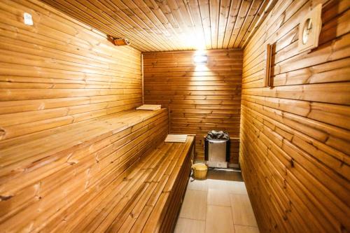 una sauna de madera con aseo en el medio en Hotel U Pláže, en Vranov nad Dyjí
