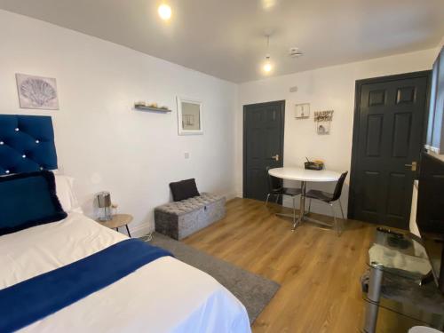 Łóżko lub łóżka w pokoju w obiekcie Private Studio Outhouse near Heathrow- Free Parking