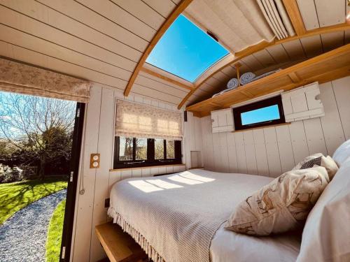 Un pat sau paturi într-o cameră la Cocklebury Farm