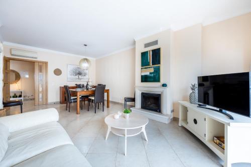 Uptown Lovers Apartment by Seewest
