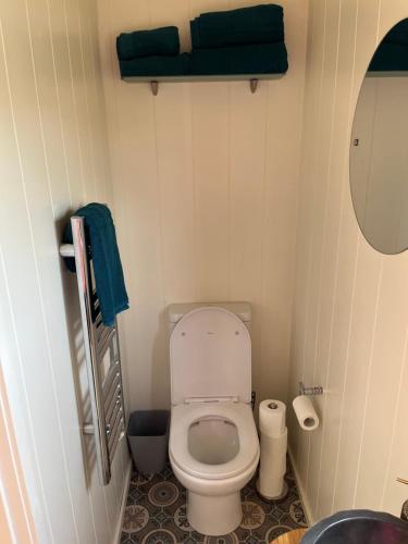 Un baño de Redfox Shepherds hut and private hot tub
