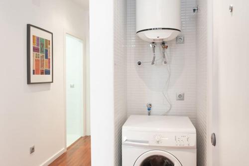 uma lavandaria branca com uma máquina de lavar roupa e uma luz em Flat in Bacelona Center em Barcelona