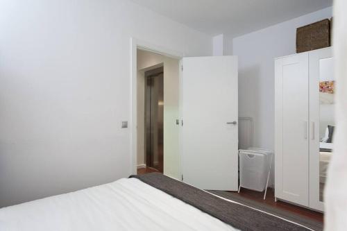 um quarto branco com uma cama e uma casa de banho em Flat in Bacelona Center em Barcelona