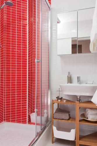 uma casa de banho com uma cabina de duche em vidro e um lavatório. em Flat in Bacelona Center em Barcelona