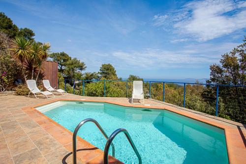une piscine avec vue sur l'océan dans l'établissement Maison Gaou Bénat Piscine Vue mer, à Bormes-les-Mimosas