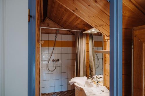 une salle de bain avec un lavabo et une douche dans l'établissement Sunêlia Camping la Presqu'île, à Prunières
