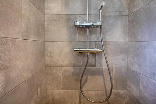 La salle de bains est pourvue d'une douche avec un pommeau de douche. dans l'établissement Domaine de l'auberderie Tropezienne, au Plan-de-la-Tour