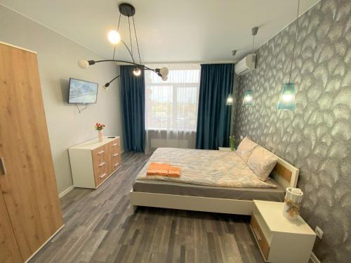 a small bedroom with a bed and a window at FlatService Апартаменти в сучасному ЖК Parklend in Kyiv