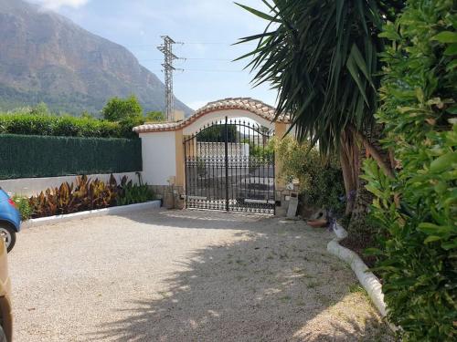 a gate to a house with a mountain in the background at Casa Juanita in Montgo