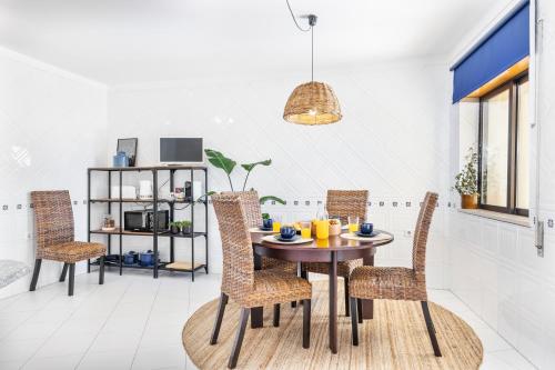 een eetkamer met een tafel en stoelen bij Downtown Poet´s Apartment in Faro