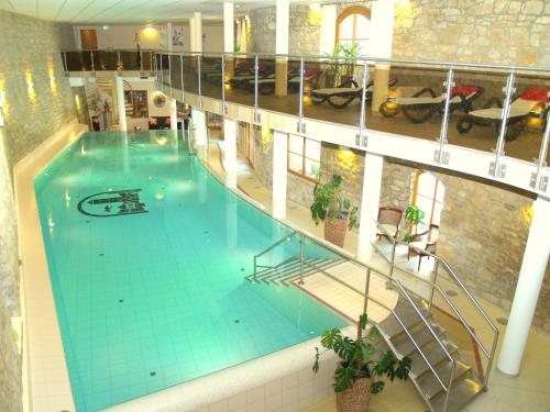 an overhead view of a large swimming pool at Hotel & Spa Wasserschloss Westerburg in Westerburg