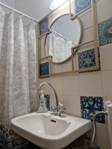 uma casa de banho com um lavatório e um espelho em Kanari em Cidade de Kos