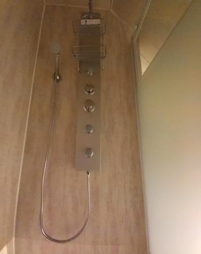 une rangée de boutons sur un mur dans une pièce dans l'établissement EssenCiel du lac III, à Éguzon-Chantôme