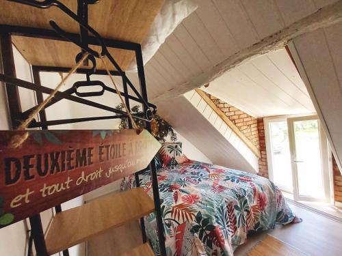 ein Schlafzimmer in einem winzigen Haus mit einem Bett in der Unterkunft EssenCiel du lac III in Éguzon-Chantôme