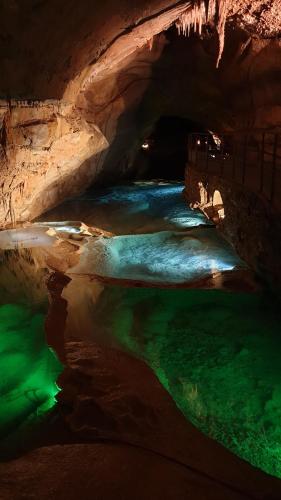 une vue d'une rivière dans une grotte la nuit dans l'établissement Le Mas des Lucioles à Vinezac, à Vinezac