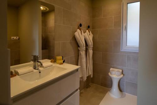 un bagno con lavandino e WC di SWIM LODGE HOTEL Piscine privée ou Jacuzzi privé a Porto Vecchio