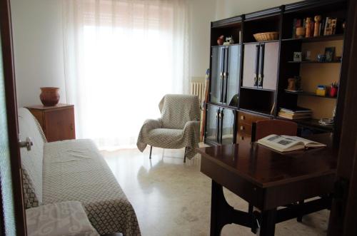 Χώρος καθιστικού στο Red's Home Apartment