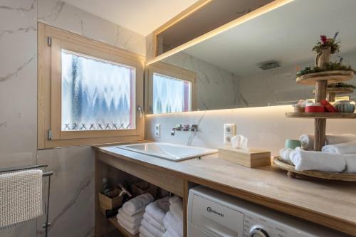 a bathroom with a sink and a window at Haus Alpenveilchen - Appartement 3 in Schönau am Königssee